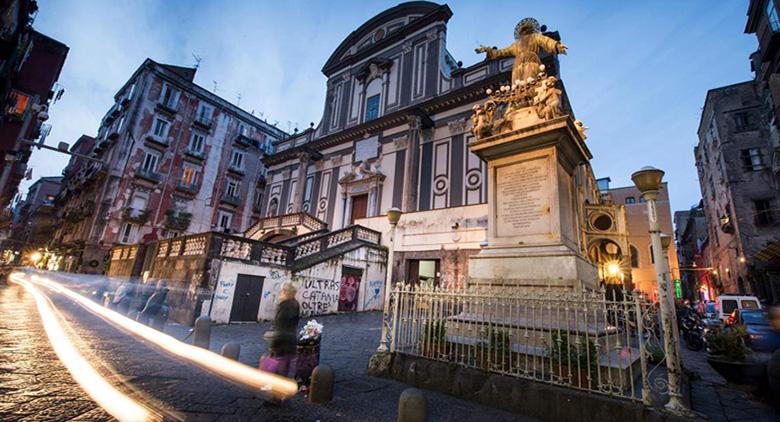 Zone piétonne dans le centre de Naples pour Noël 2015