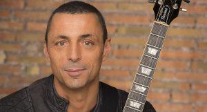 Alex Britti incontra i fan al Centro Commerciale Campania per il firmacopie del nuovo disco