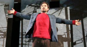 Claudio Santamaria è Gospodin al Teatro Bellini, contro il denaro e i “borghesucci” [Recensione]