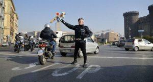 Sperrung des Verkehrs in Neapel, widerrief den Stopp zum 4 Euro
