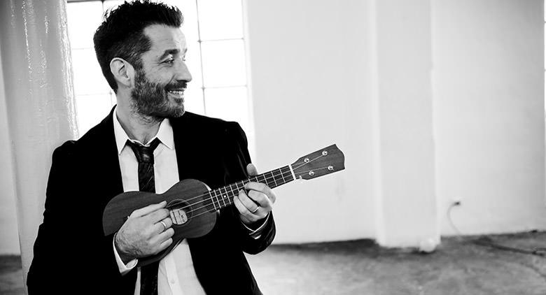 Daniele Silvestri em concerto no Teatro Augusteo em Nápoles