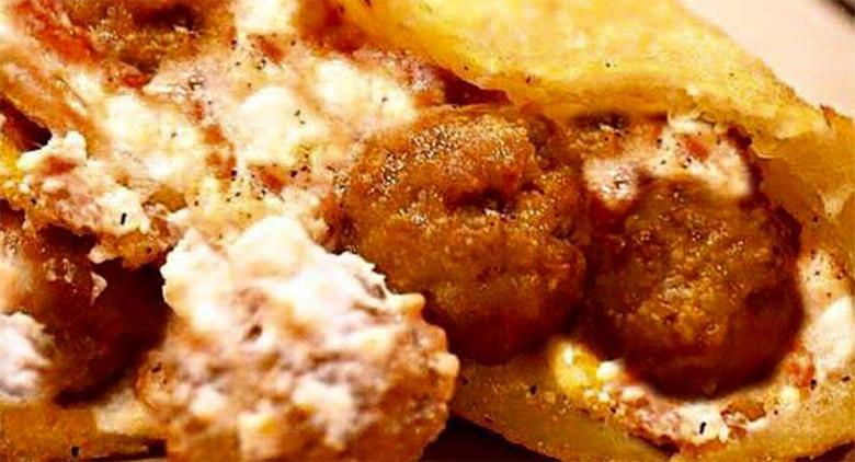 Pizza fritta con polpette a Napoli nelle sedi Zia Esterina Sorbillo