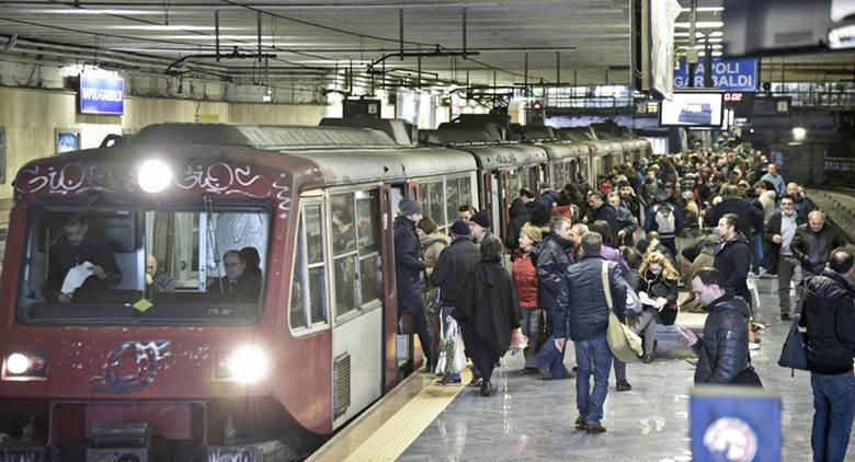 Disagi Circumvesuviana con treni soppressi e ritardi