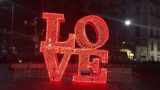 Le luci di San Valentino 2016 si accendono a Chiaia con cuori e scritte colorate