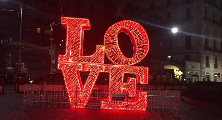 Lumières de la Saint-Valentin à Chiaia à Naples