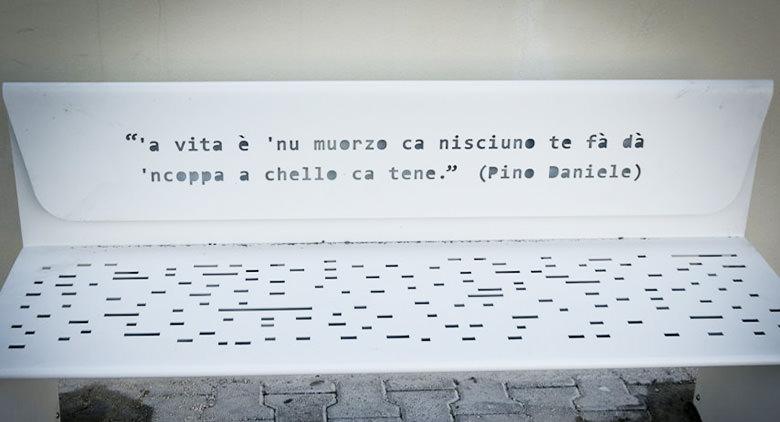 Panchine dell'arte all'aeroporto di Capodichino a Napoli