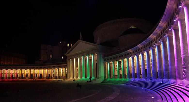 Naples rallume les couleurs de l'arc-en-ciel pour la Saint Valentin 2016