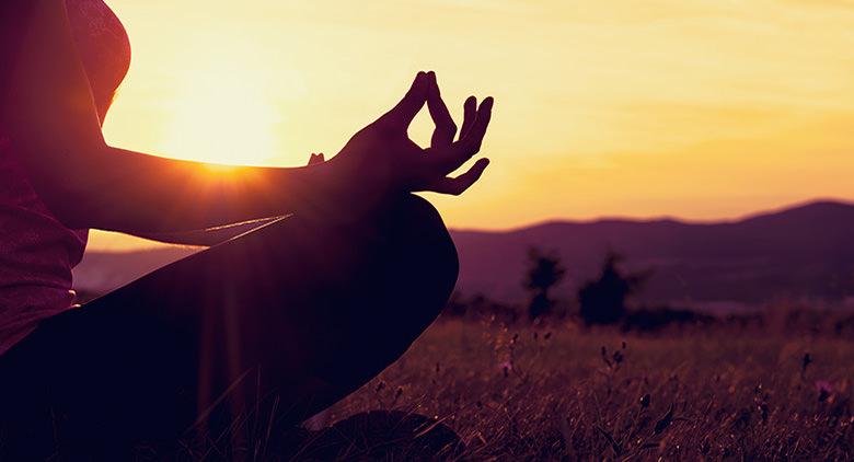 Cours de yoga PausilYoga dans le parc Pausilypon à Naples