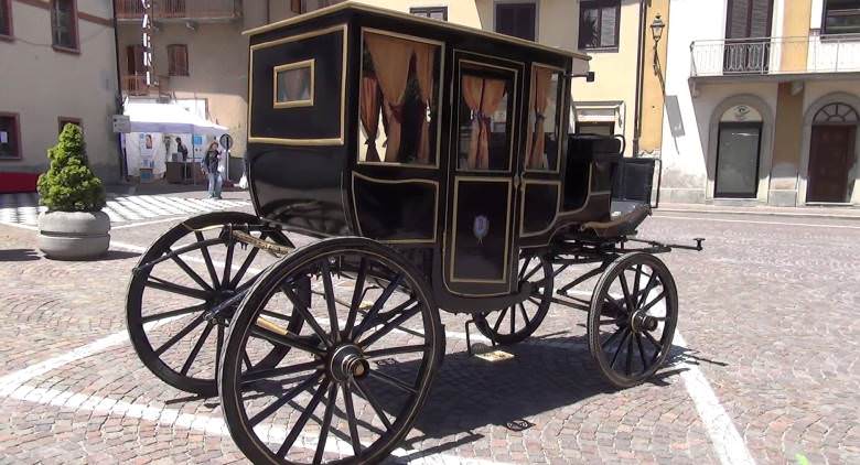 desfile de carruagens vintage em Nápoles