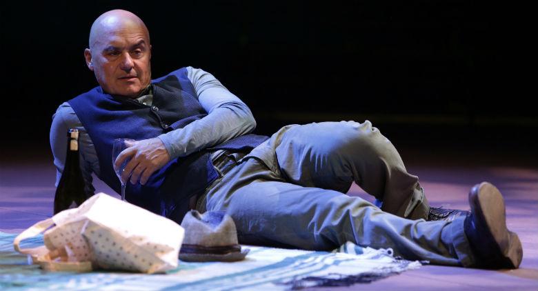 Luca Zingaretti en El Orgullo en el Teatro Bellini en Nápoles