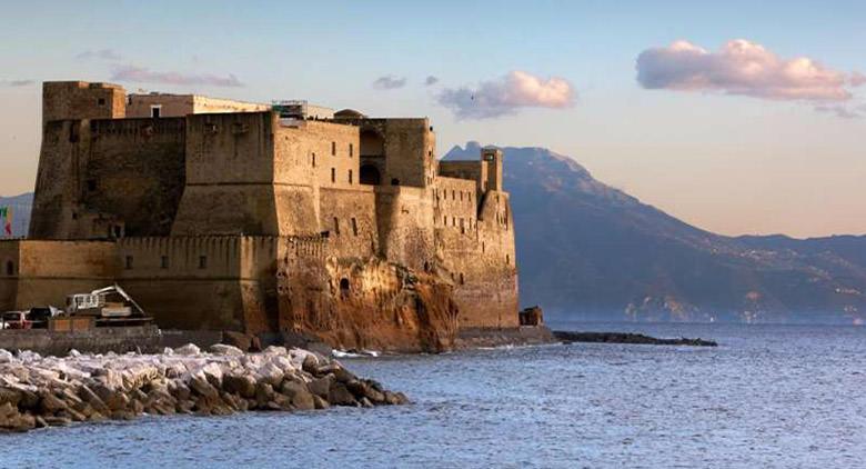 Guided tour of the Castel dell'Ovo with an aperitif at Borgo Marinari