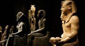 Große Ausstellung über Ägypten in den Museen von Neapel und Pompeji mit Fresken, Statuen und Artefakten