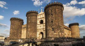 Die Kirchen und Museen öffnen in Neapel für Ostern und Ostermontag 2016