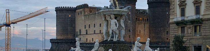 Vista di piazza municipio a napoli