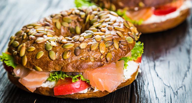 Bagel de cerceau et salade à Naples