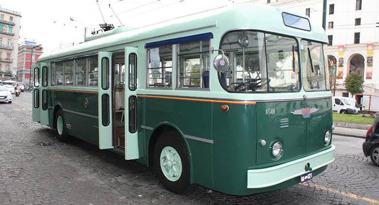 Trólebus histórico para domingo ecológico em Nápoles