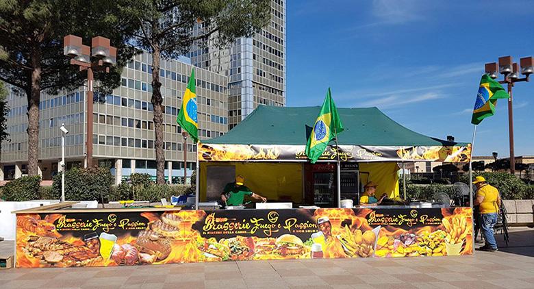 Parada Internacional de Comida de Rua em Nápoles abriu 25 de abril de 2016