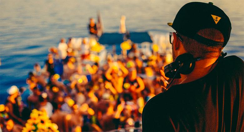 Flower Boat Party en barco de fiesta en Naples