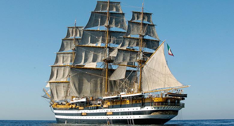 O navio Amerigo Vespucci no porto de Nápoles