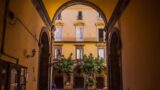 Открытые дворики в Неаполе: бесплатный вход в семь исторических домов города
