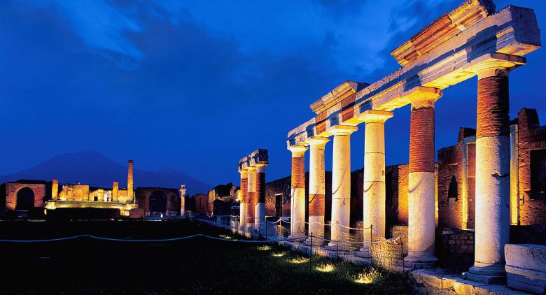 Excavaciones de Herculano y Pompeya en la noche