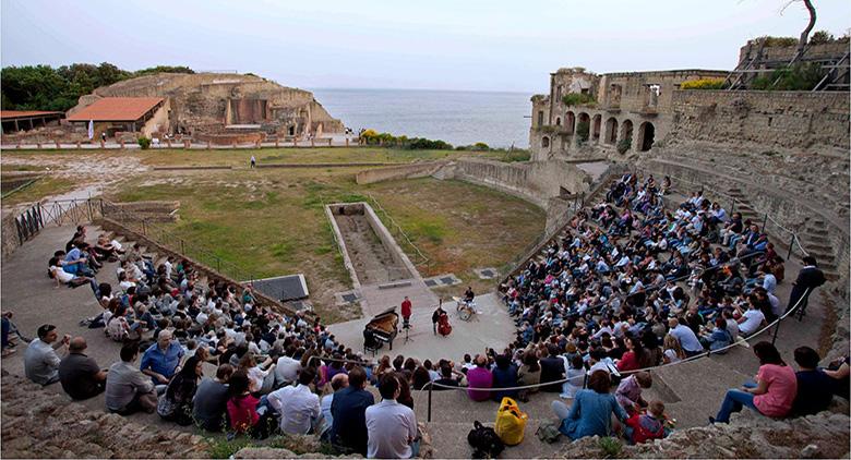 Sugestões ao entardecer, crítica musical e teatral no Pausilypon