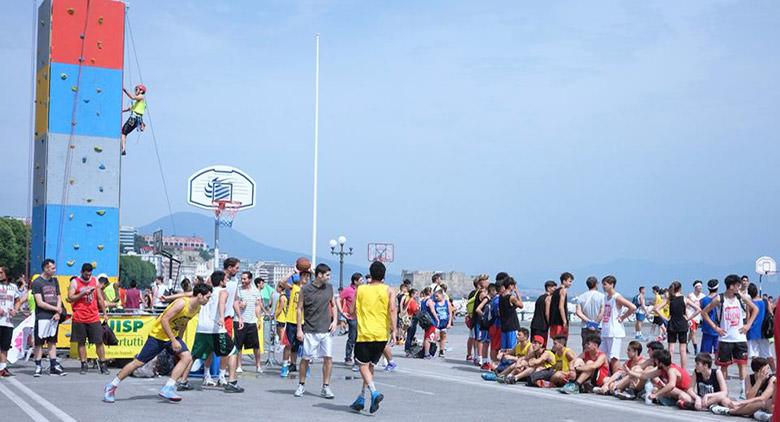 Summerbasket à beira-mar de Nápoles