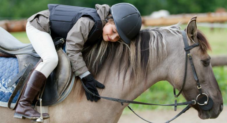 馬と小さな女の子