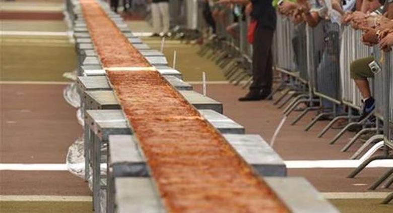 Longest pizza in the world Naples