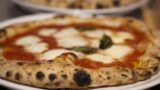 Бесплатные пиццы в Vomero для 100 лет пиццерии Gorizia со многими шоу