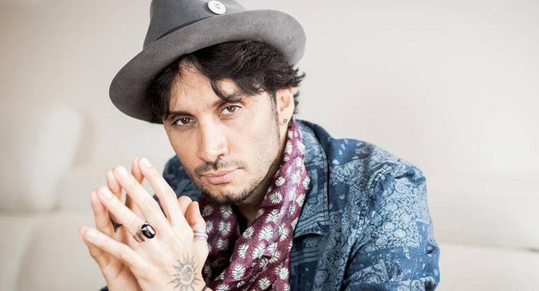 Fabrizio Moro em concerto no Arenile di Bagnoli