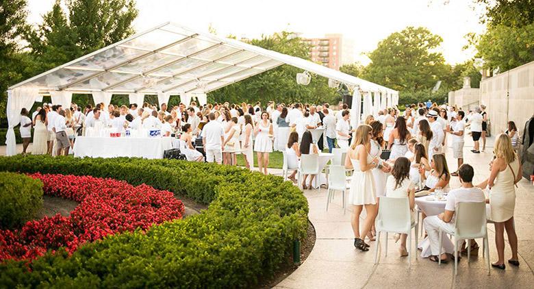 fête d'été blanche à Palazzo Caracciolo