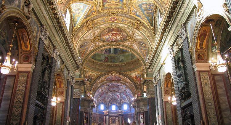 Santuario de Pompeya abierto por la noche