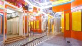 Daniel Buren al Madre con Axer Désaxer: un’opera di specchi e colori rivoluziona l’ingresso