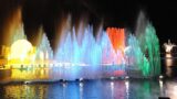 Великое водное шоу 2016 года в Монтеверде с игрой света и цвета на озере