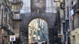 Nascido no Borgo Vergini em Nápoles entre música, shows e visitas guiadas