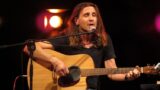 Povia in concerto all’Ippodromo di Agnano con altri artisti per una grande festa