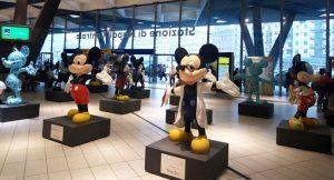 Mickey am Hauptbahnhof von Neapel: Bunte Statuen heißen Reisende willkommen