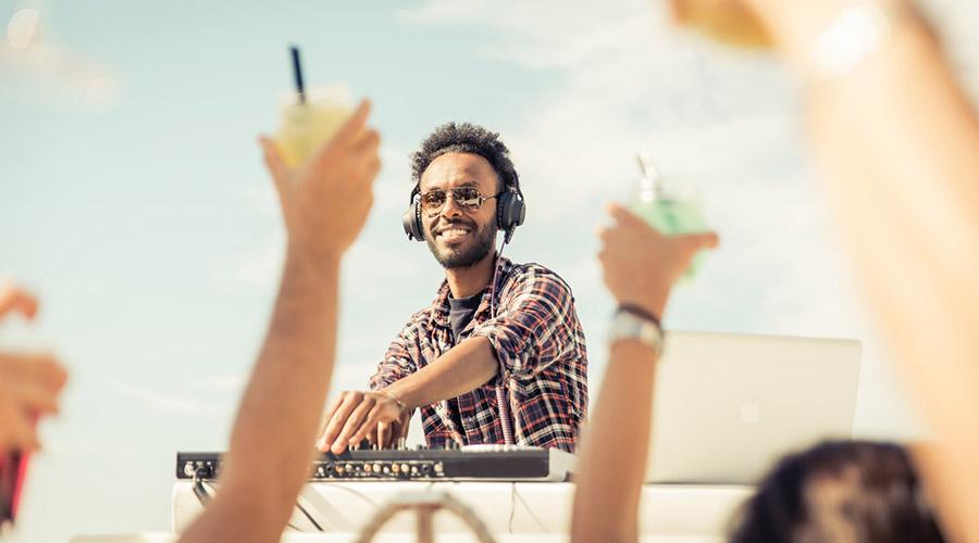 Dj set sulla discoteca in spiaggia