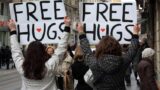 Abbracci gratis a Napoli: tutti a braccia aperte a Piazza Plebiscito