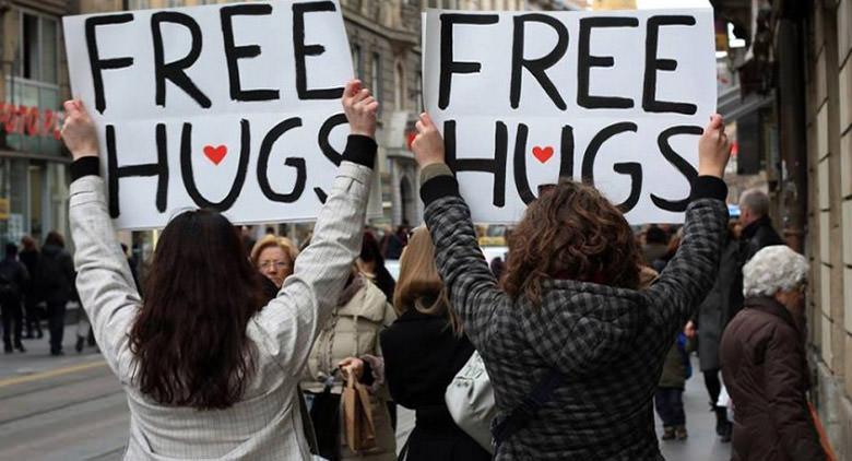 Free hugs at Piazza Plebiscito in Naples