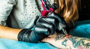 Un tatuaggio per aiutare i terremotati: l'iniziativa dello studio Valyum a Napoli