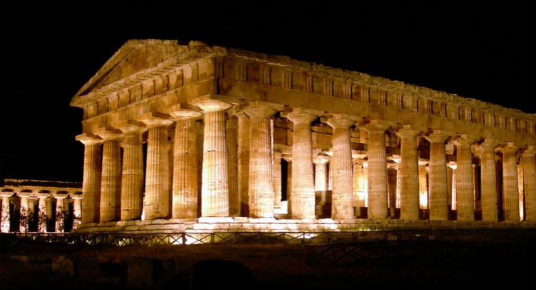 promenades nocturnes parmi les temples de paestum