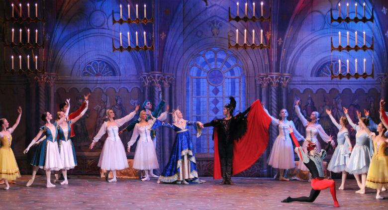 The lake of the eyelashes of the Ballet of Moscow on stage at the Bellini Theater in Naples