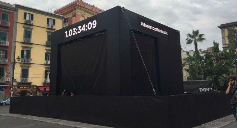 Cubo gigante na Piazza Dante em Nápoles