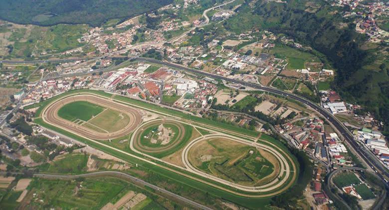 Sonntag im Hippodrom von Agnano mit neuen Fahrgeschäften