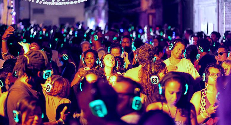 Fiesta silenciosa en Piazza Municipio en Nápoles