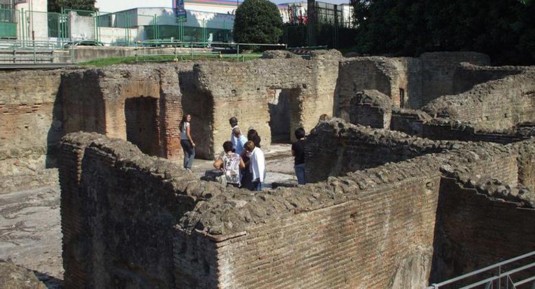 那不勒斯的Via Terracina罗马浴场提供免费导游服务