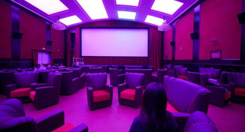 Cinema Hart in Neapel mit Betten und Sofas