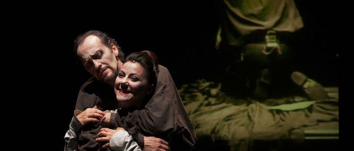 Luca Lazzareschi y Gaia Apreain una escena de Macbeth en el Teatro Mercadante en Nápoles